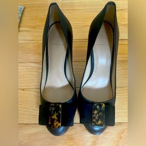 Stunning EUC Tory Burch heels with tortoise shell and bow detail.
